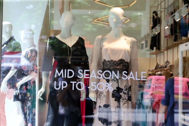 Ανοιχτά και με εκπτώσεις την Κυριακή τα καταστήματα