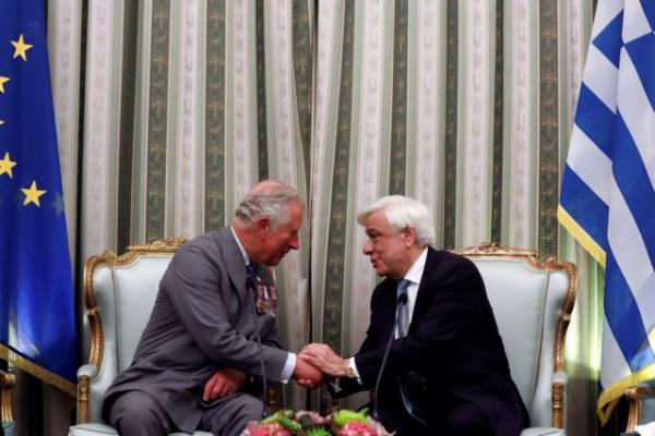 Το απίστευτο δώρο που έκανε ο Παυλόπουλος στον Κάρολο