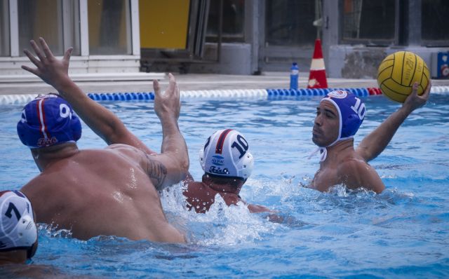 Ο Ολυμπιακός συνέτριψε με 12-4 τη Βουλιαγμένη και έκανε το 1-0