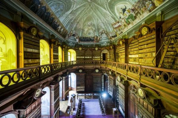 Εντυπωσιακές φωτογραφίες από την ιστορική Αρχιεπισκοπική Βιβλιοθήκη του Έγκερ