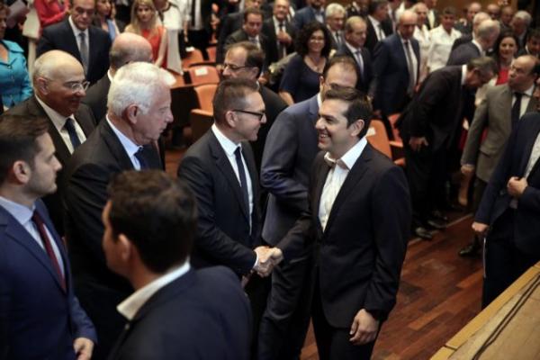 Μια εικόνα χίλιες λέξεις: Τσίπρας – Στουρνάρας – Πικραμμένος μαζί…