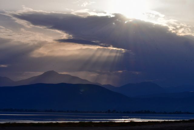 Άστατος ο καιρός του Αγίου Πνεύματος – Που θα βρέξει