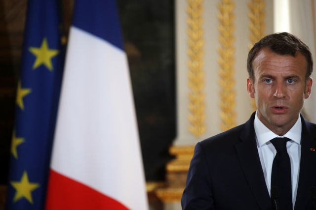 Παρέμβαση Μακρόν για την καταστροφή αφισών του Le Point λόγω Ερντογάν