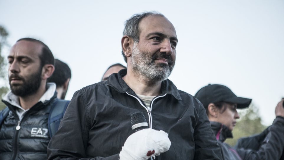 Νικόλ Πασινιάν: Ο 42χρονος δημοσιογράφος που αλλάζει το πολιτικό τοπίο της Αρμενίας