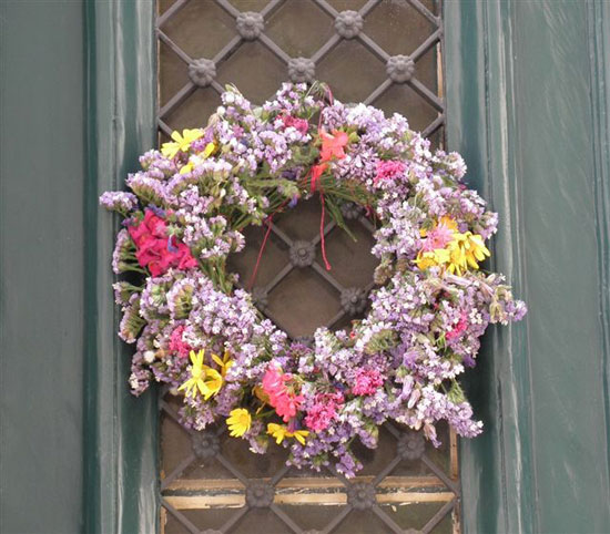Μαγιάτικο στεφάνι: Σύμβολο νίκης της φύσης