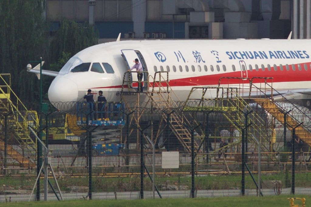 Τρόμος στον αέρα για 119 επιβάτες: Σπασμένο τζάμι «ρούφηξε» τον πιλότο