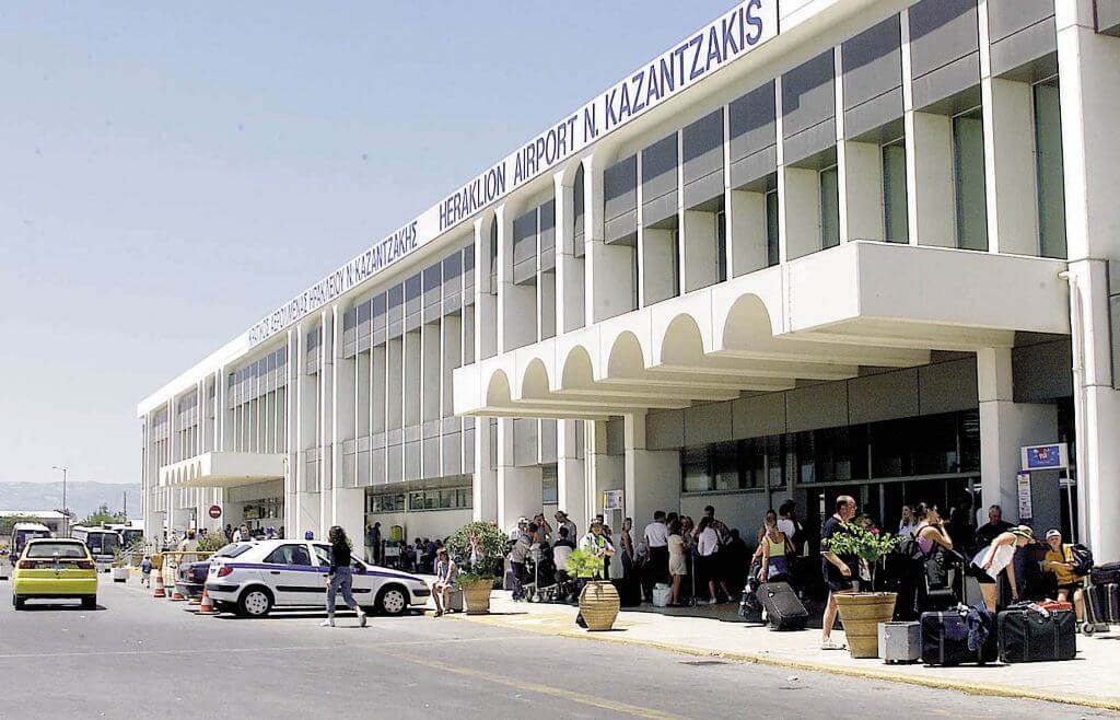 Ηράκλειο: Συλλήψεις 40 μεταναστών στο αεροδρόμιο με πλαστά έγγραφα