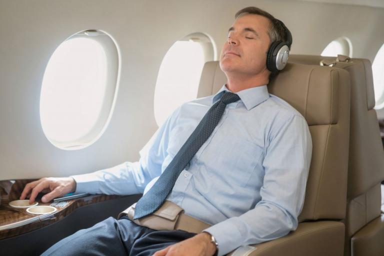 Συμβουλές «επιβίωσης» στα πολύωρα ταξίδια με αεροπλάνο