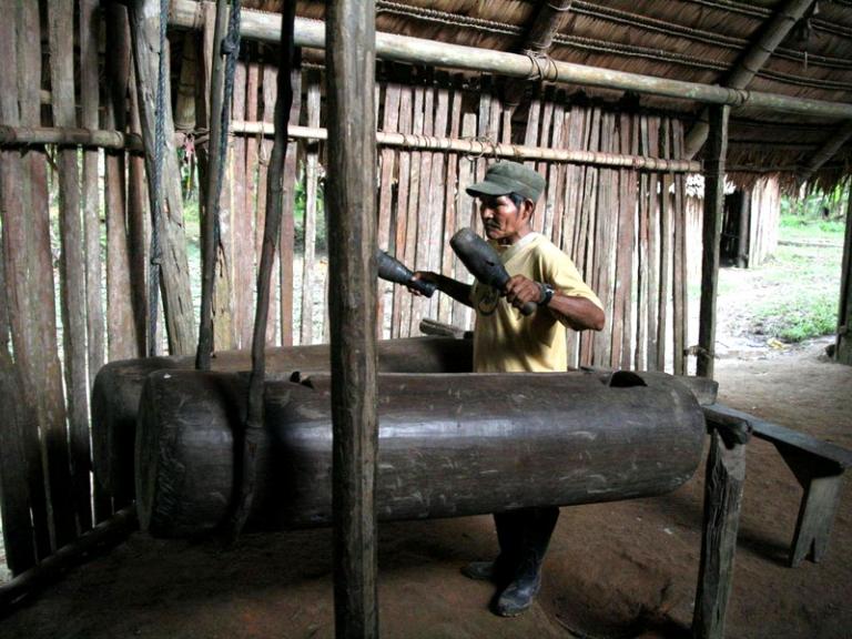 Στη φυλή Μπόρα έχει «σκουπιδότοπους;»