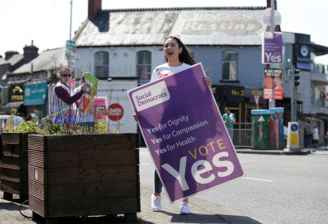 «Ναι» των Ιρλανδών στις αμβλώσεις δείχνει exit poll