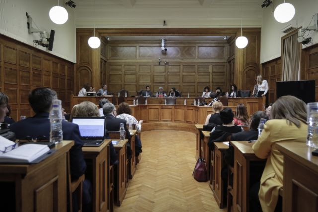 Ψηφίστηκε με «αναταράξεις» στην Επιτροπή το άρθρο για την αναδοχή
