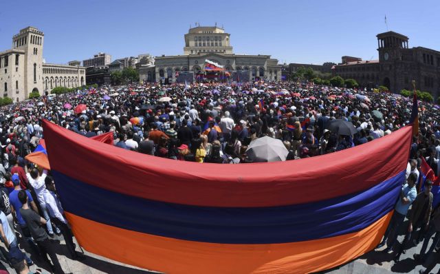 Χιλιάδες κόσμου σε αντιπολιτευτική διαδήλωση στην Αρμενία