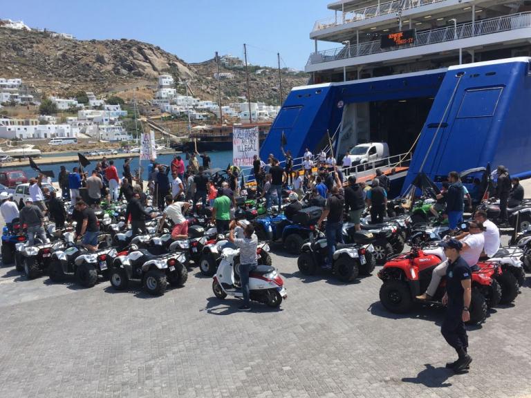 Δεκάδες ATVς έκλεισαν το λιμάνι της Μυκόνου [Εικόνες]