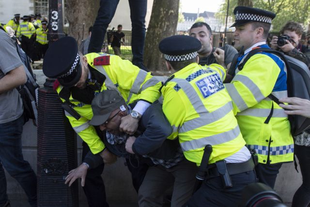 Λονδίνο: Επεισόδια μεταξύ Κούρδων και υποστηρικτών του Ερντογάν [Εικόνες & Βίντεο]