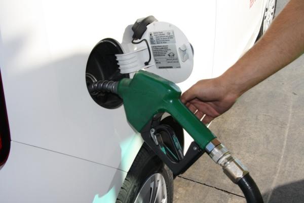 «Καίνε» τα καύσιμα – Tα 2 ευρώ αγγίζει η αμόλυβδη