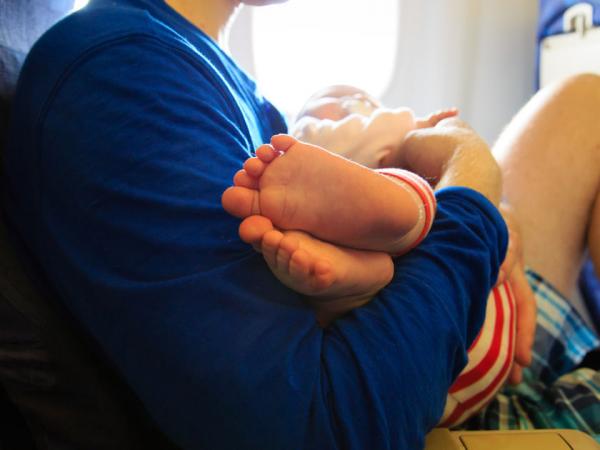 Οδηγός επιβίωσης για το ταξίδι με μωρό σε αεροπλάνο