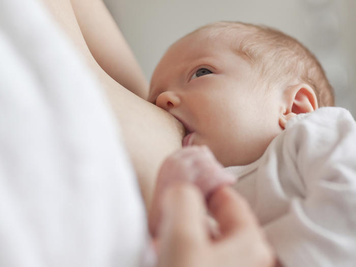 Νέα μελέτη τεκμηριώνει τα οφέλη του μητρικού θηλασμού
