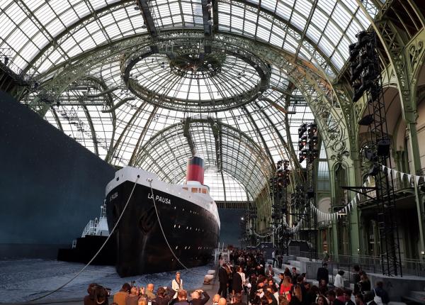 Σε λιμάνι μετατράπηκε το Grand Palais για τη χάρη του Οίκου Chanel