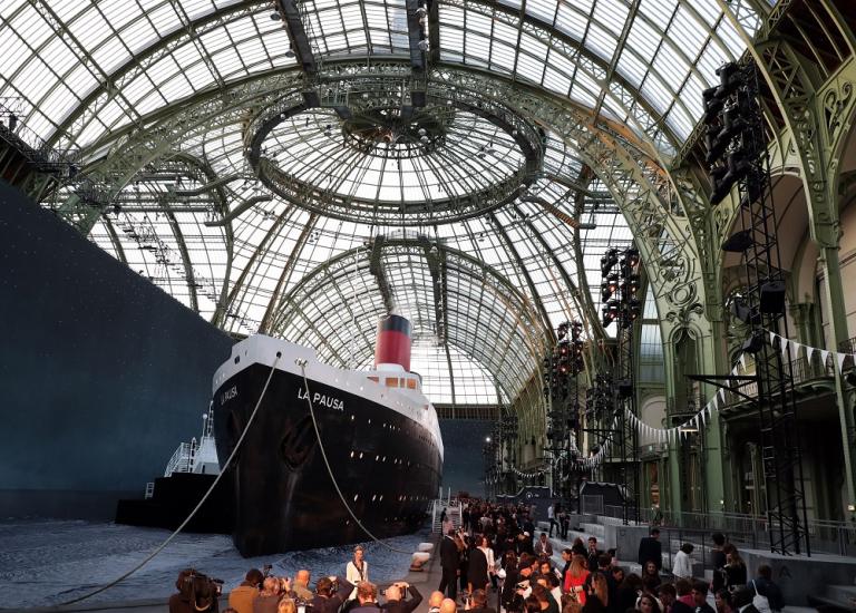 Σε λιμάνι μετατράπηκε το Grand Palais για τη χάρη του Οίκου Chanel