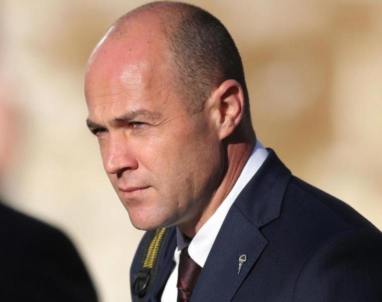 Βρετανός λοχίας «πείραξε» το αλεξίπτωτο της γυναίκας του για να τη σκοτώσει