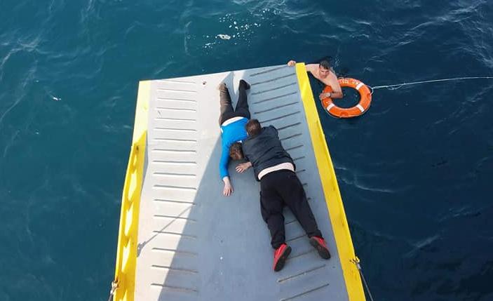 Καρέ – καρέ η διάσωση της 69χρονης ανοιχτά του Πειραιά