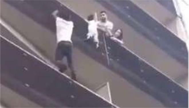 Στο Ελιζέ ο παράτυπος μετανάστης που έσωσε το παιδί