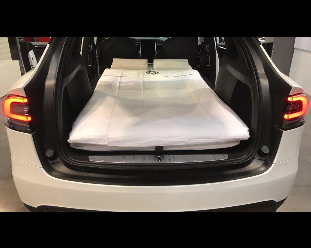 Πώς να μετατρέψετε ένα Tesla σε υπνοδωμάτιο