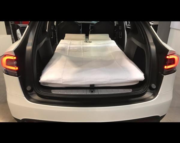 Πώς να μετατρέψετε ένα Tesla σε υπνοδωμάτιο