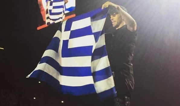 Ξεσήκωσε το ΟΑΚΑ με την ελληνική σημαία στα χέρια ο Ενρίκε Ιγκλέσιας [Εικόνες & Βίντεο]