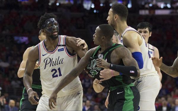 Σίξερς – Σέλτικς: Πιάστηκαν στα χέρια Εμπίντ και Ροζίερ