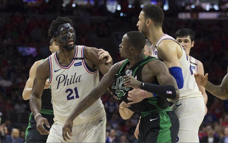 Σίξερς – Σέλτικς: Πιάστηκαν στα χέρια Εμπίντ και Ροζίερ