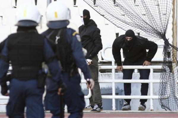 Στον εισαγγελέα 14 συλληφθέντες για τα επεισόδια στον τελικό ΑΕΚ-ΠΑΟΚ