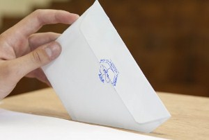 Επιστολική ψήφο για Έλληνες του εξωτερικού εξετάζει η κυβέρνηση