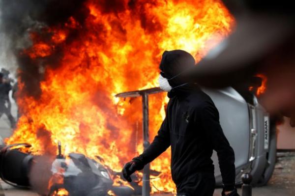 Ισχυρές συγκρούσεις μεταξύ αστυνομίας και αντιεξουσιαστών στο Παρίσι