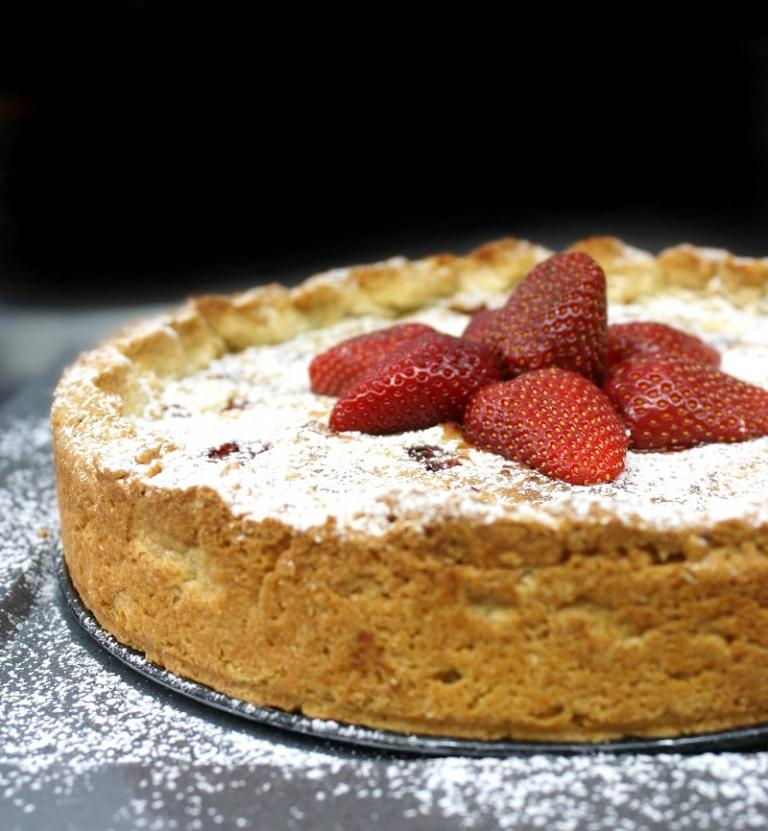 Φραουλόπιτα με τρία υλικά