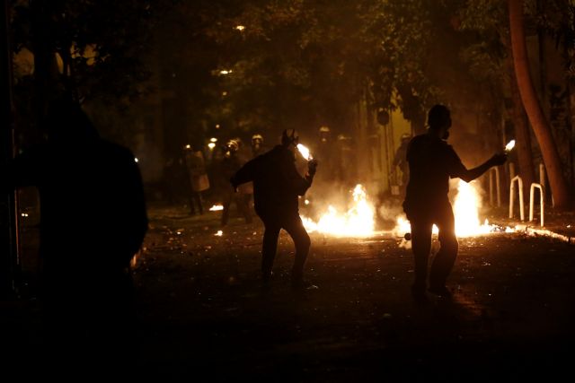 Επιθέσεις με μολότοφ στο Πολυτεχνείο και τη Χαρ. Τρικούπη