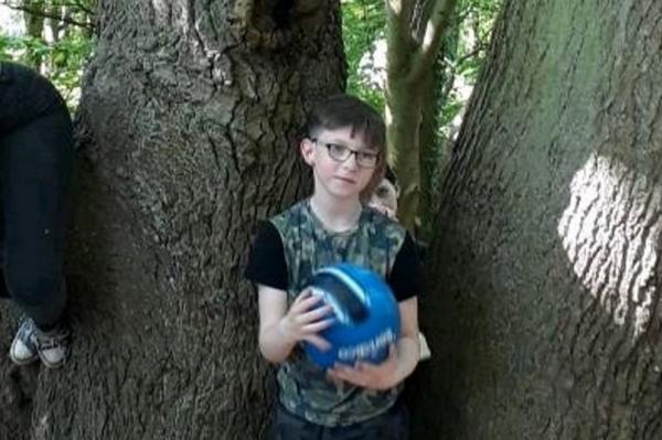 Τρομοκρατημένη μητέρα από φωτογραφία που δείχνει φάντασμα να αγγίζει τον γιο της