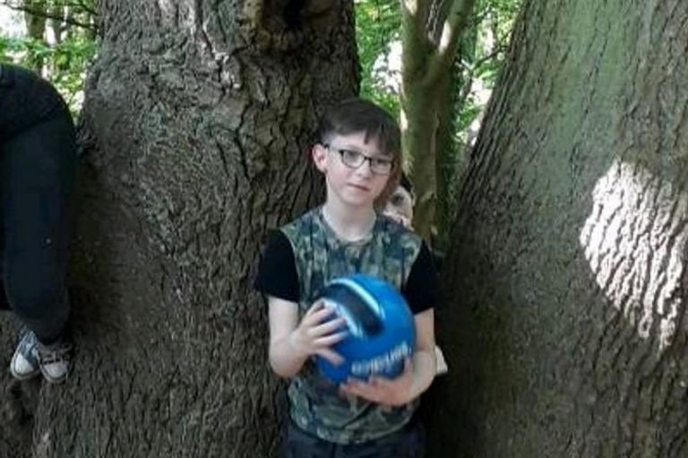 Τρομοκρατημένη μητέρα από φωτογραφία που δείχνει φάντασμα να αγγίζει τον γιο της