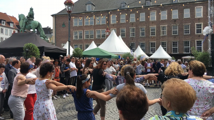 Το Ντύσελντορφ ξανάβαλε ελληνική φορεσιά