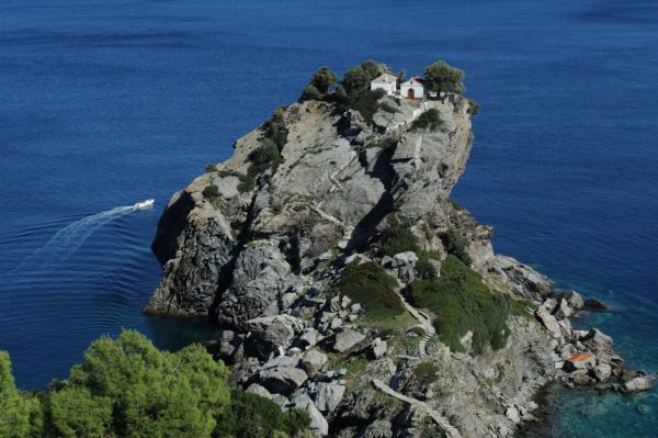 Καστρί Σκοπέλου: Ο Αϊ-Γιάννης, το βαθύ μπλε και το πράσινο