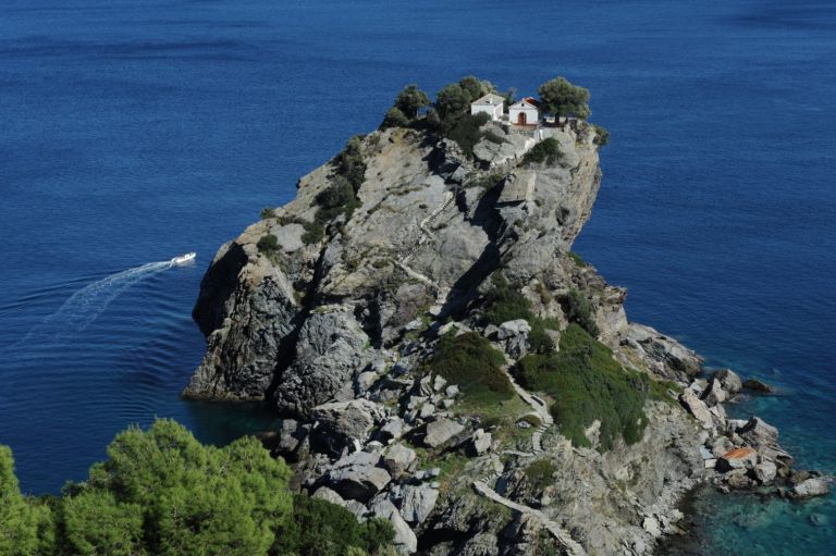 Καστρί Σκοπέλου: Ο Αϊ-Γιάννης, το βαθύ μπλε και το πράσινο