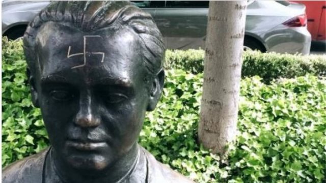 Ισπανία: Βεβήλωσαν με σβάστικα την προτομή του Φεδερίκο Γκαρθία Λόρκα