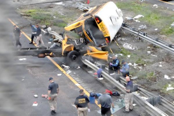 ΗΠΑ: Σοκ από τροχαίο δυστύχημα σχολικού με απορριμματοφόρο