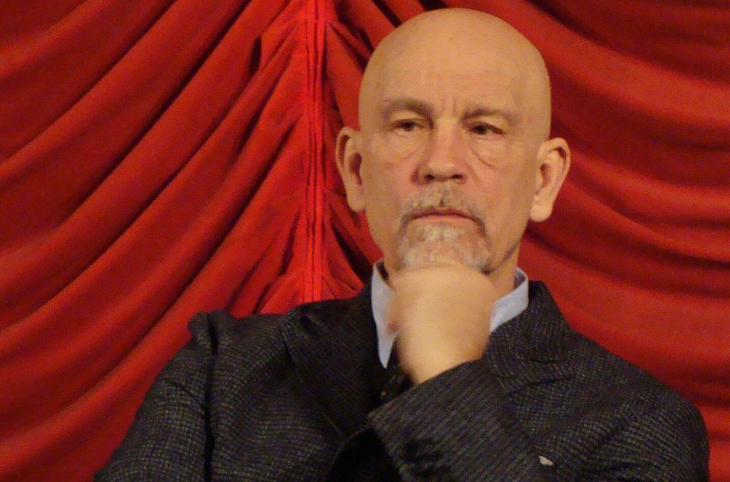 Ο Τζον Μάλκοβιτς ως Ηρακλής Πουαρό σε σειρά του BBC