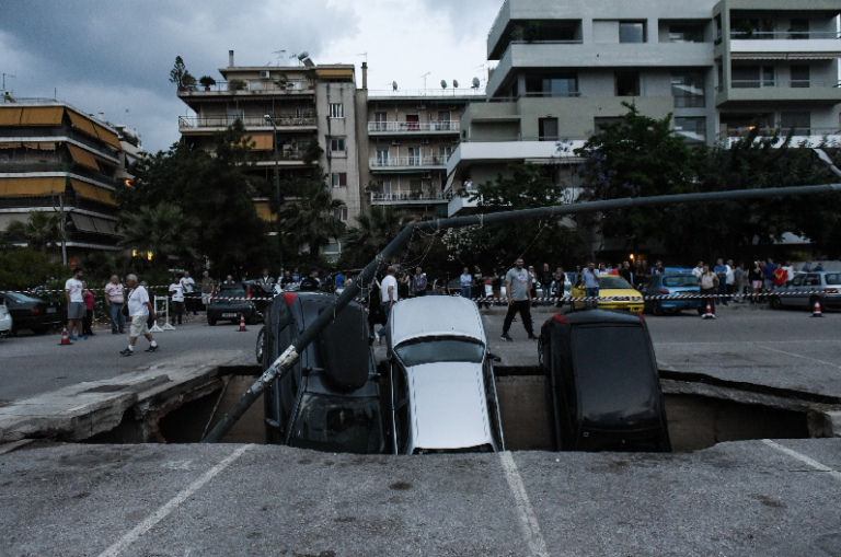 Άνοιξε η γη στο πάρκινγκ του ΗΣΑΠ στον Ταύρο