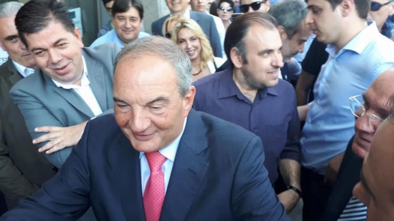 Η πρεσβυωπία του Καραμανλή και τα αστεία με την εφορευτική επιτροπή