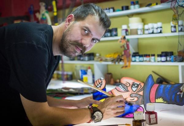 Ο Ηλίας Καρελλάς συστήνει τον Αριστοφάνη στον Καραγκιόζη