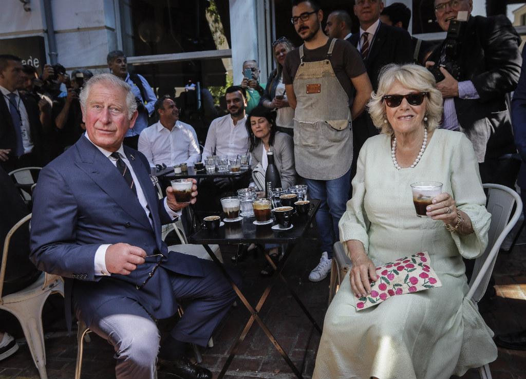 Κάρολε, σου λείπει ένα κουμπί