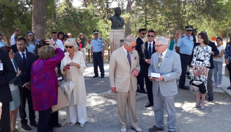 Μια μαντινάδα στα αγγλικά για τον Κάρολο και την Καμίλα