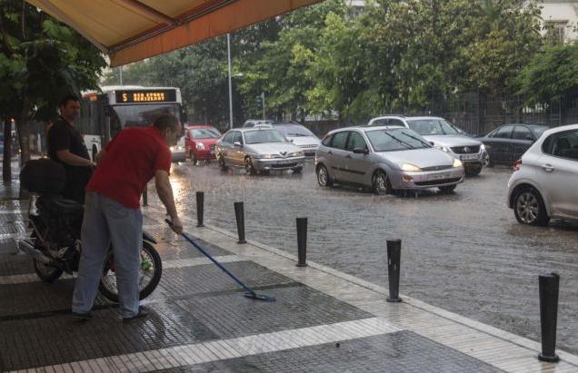 «Πνίγηκε» η Θεσσαλονίκη από σφοδρή καταιγίδα